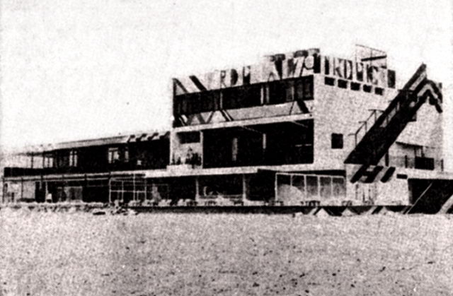 Fotograf�a de la Discoteca Tropical de Gav� Mar vista desde la playa de Gav� Mar (1972)